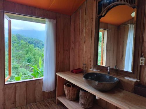 baño con lavabo grande y ventana en Sang Giri - Mountain Glamping Camp, en Jatiluwih