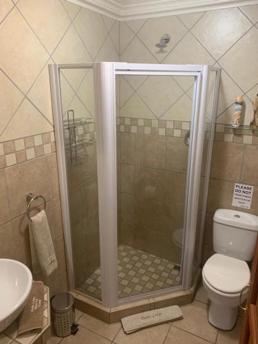 Ett badrum på Dobbs Lodge
