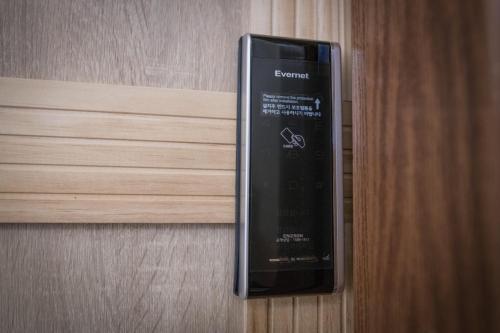 a remote control is attached to a wooden door at 漫時光 旅空間 ManLu INN in Jinning