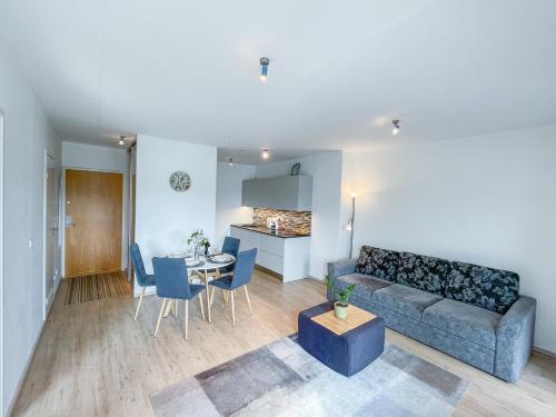 - un salon avec un canapé et une table dans l'établissement Beach Side Apartment with a Balcony, à Pärnu