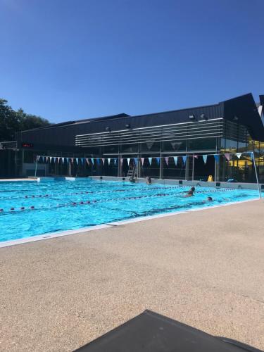 un groupe de personnes nageant dans une piscine dans l'établissement La Petite Maison, Vignols, à Vignols