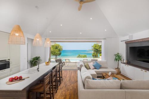 a kitchen and living room with a view of the ocean at Luxury Glamping Beach Villas Porto Bus in Bale