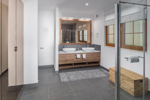 A bathroom at Luxury Glamping Beach Villas Porto Bus