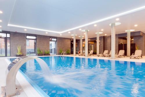 Bazén v ubytovaní Hello Polanki Aqua Park Premium alebo v jeho blízkosti