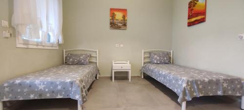 En eller flere senge i et værelse på Garlis Apartments