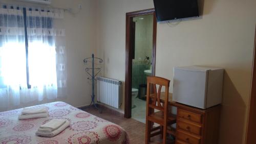 Ένα ή περισσότερα κρεβάτια σε δωμάτιο στο Hostal la Encina