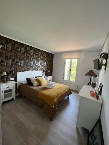 a bedroom with a bed and a table in it at Apartamento Entrebateas in Aldán