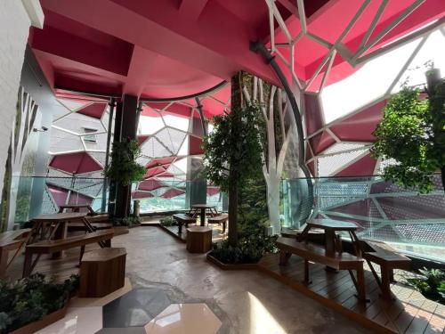 un patio avec bancs et plantes dans un bâtiment dans l'établissement Awesomestay at Arte plus Ampang, à Kuala Lumpur