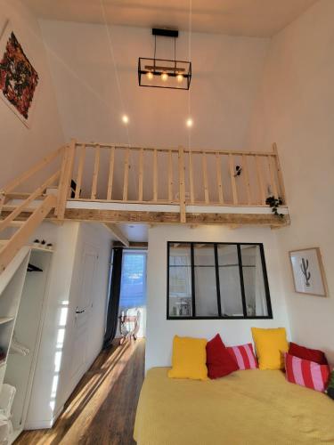 - une chambre avec des lits superposés et une mezzanine dans l'établissement Casa Azul - Omaha Beach, à Colleville-sur-Mer