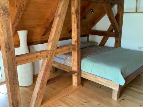 Łóżko piętrowe na poddaszu z drewnianą podłogą w obiekcie Lutki Dom w mieście Lubin