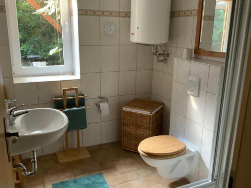 małą łazienkę z toaletą i umywalką w obiekcie Lutki Dom w mieście Lubin