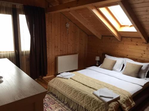 Un pat sau paturi într-o cameră la Cabana Adierea Vantului Bran