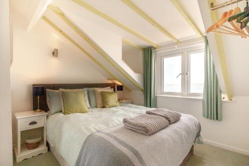 MillbrookにあるScylla View Cottageのベッドルーム1室(ベッド1台付)、窓が備わります。