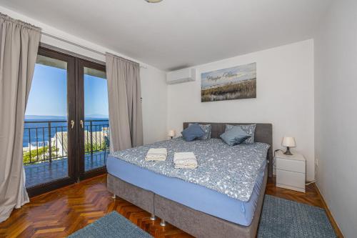 een slaapkamer met een bed en uitzicht op de oceaan bij Villa Barbara in Klenovica