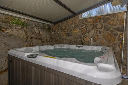 eine große Badewanne mit grünem Wasser in der Unterkunft Villa Barbara in Klenovica