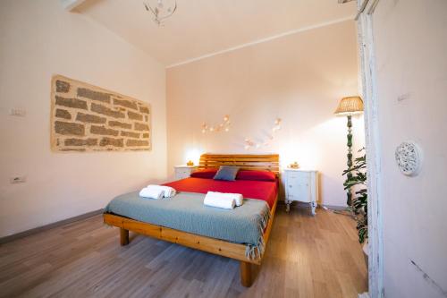 una camera da letto con un letto e due asciugamani di Tiricca Holiday Home a Badesi