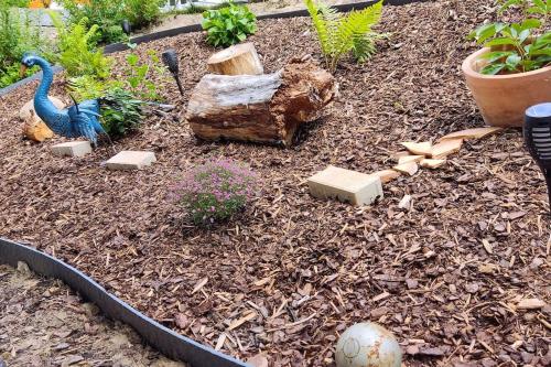 a garden with a model of a bird and some plants at *Gemütliche Ferienwohnung in perfekter Lage* in Wilsdruff