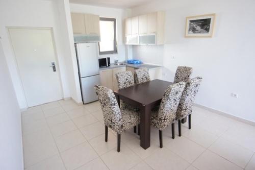 Una cocina o zona de cocina en Apartments Bečići Sunset