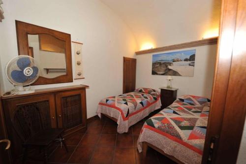 Cette chambre comprend 2 lits et un miroir. dans l'établissement TERMOLI, NEL CUORE DEL CENTRO STORICO, à Termoli