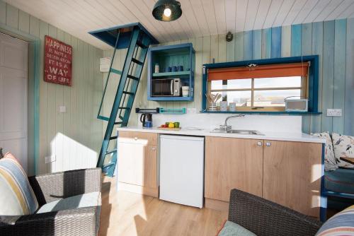 Dapur atau dapur kecil di Berrington Beach Hut