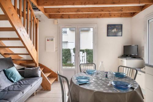 une salle à manger avec une table et un canapé dans l'établissement Vacances familiales dans cette maison à Pornichet, à Pornichet