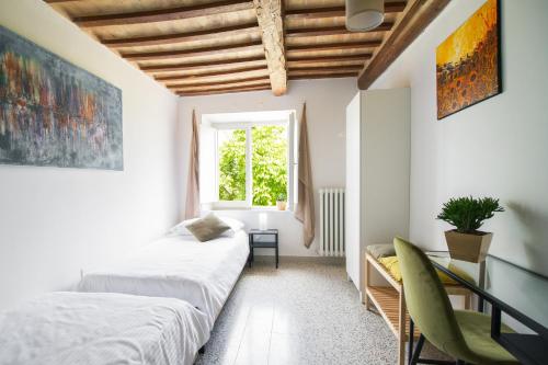 Monte San GiustoにあるVilla Robertoのベッドルーム1室(ベッド2台、窓付)