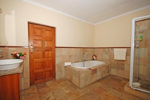 Ένα μπάνιο στο Hoopoe Haven Guest House
