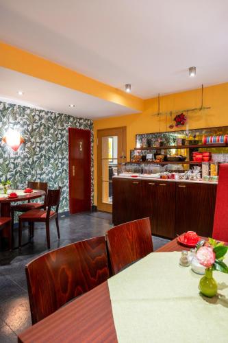 Kuchyň nebo kuchyňský kout v ubytování Hotel Arosa Düsseldorf Oberkassel