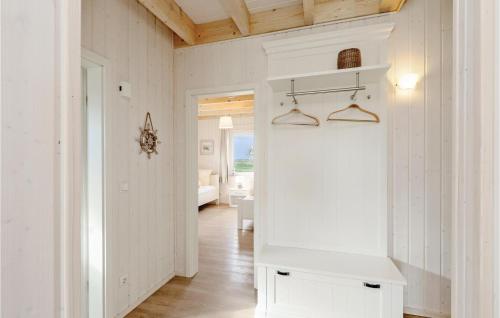 オルペニッツにある3 Bedroom Stunning Home In Ostseeresort Olpenitzの白壁・木製天井の家廊下