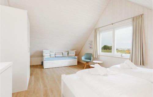 オルペニッツにある3 Bedroom Stunning Home In Ostseeresort Olpenitzの白い部屋で、ベッド2台、窓が備わります。