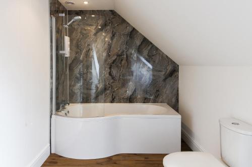 ニューキーにあるSea View, Newquay Spacious houseのバスタブとトイレ付きのバスルーム