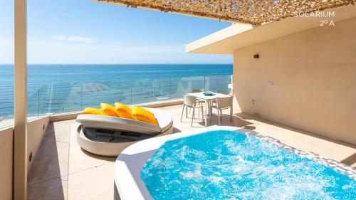 Swimmingpoolen hos eller tæt på Higueron Rental Beach Club Suites