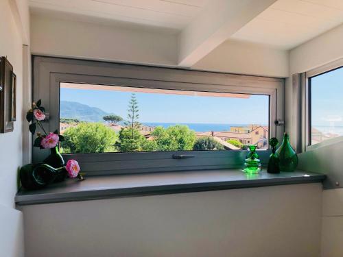 uma janela num quarto com vasos numa saliência em InVilla Bed&Breakfast - Quality Rooms em Santa Maria di Castellabate