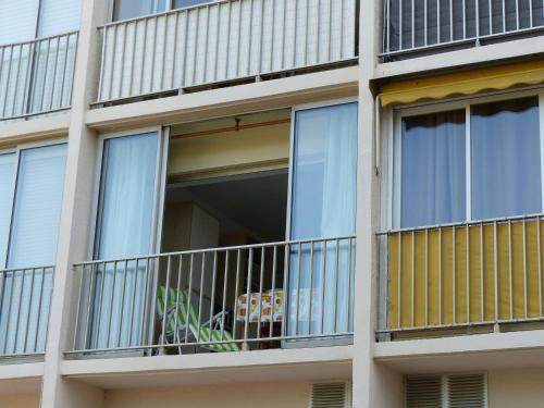 Photo de la galerie de l'établissement Studio cosy avec TV et cuisine équipée, bord de mer Le Lavandou - FR-1-308-34, au Lavandou
