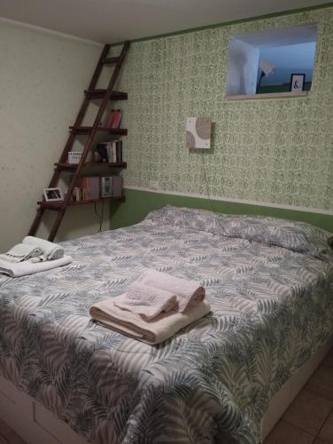 un letto con asciugamani in una stanza di Casa Verde a Ferentillo