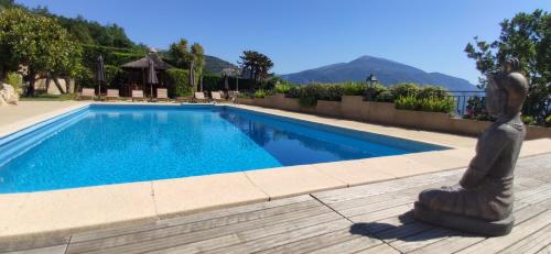 a statue of a woman next to a swimming pool at Loup Castel Boutique Hotel B&B in Le Bar-sur-Loup