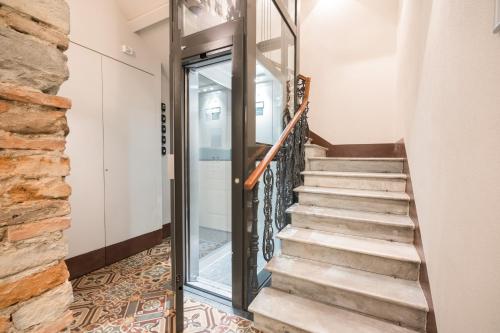 klatka schodowa w domu ze szklanymi drzwiami w obiekcie Atelier delle Grazie we Florencji