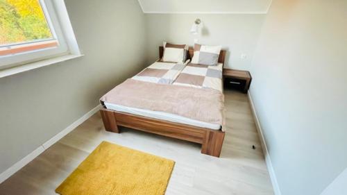 1 dormitorio con cama y ventana en Domki Agi en Jastrzębia Góra