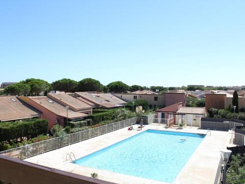 une piscine sur le toit d'une maison dans l'établissement Charmant pavillon avec mezzanine, piscine et terrasse - 300m de la plage à Gruissan - FR-1-229-54, à Gruissan