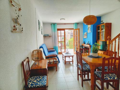 Adosado con piscina, aire acondicionado, parking y pista de tenis