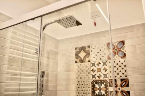 y baño con ducha y puerta de cristal. en Casa del Tempo Rosa Tassullo OSPITAR, en Tassullo