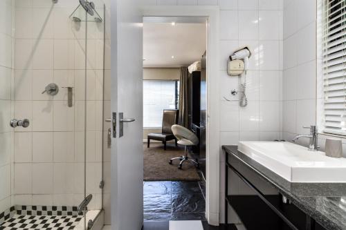 een badkamer met een wastafel en een douche bij Life & Leisure Boutique Guesthouse in Stellenbosch