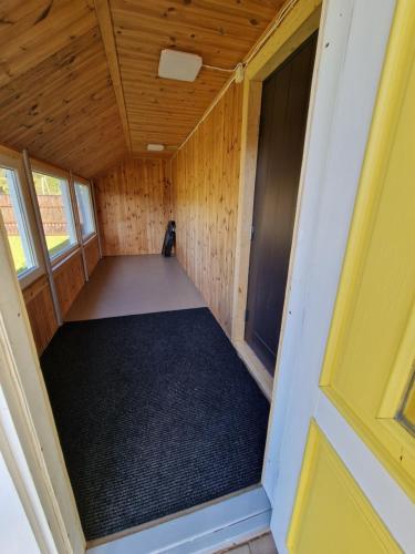 an empty room in a tiny house at Paju Majutus! in Ohtja