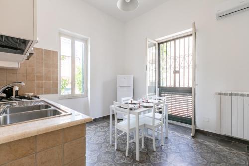 Kuchyň nebo kuchyňský kout v ubytování Il Giardino degli Aranci Flats near Palazzo Reale