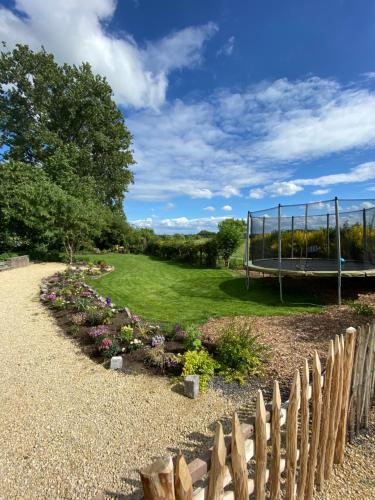 a garden with a fence and a basketball hoop at Huisje aan de Schelde in Spiere