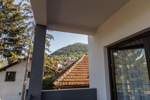 Uma vista da montanha tirada da casa de hóspedes 