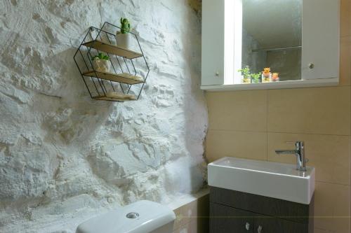 Kúpeľňa v ubytovaní Platipodi stone house