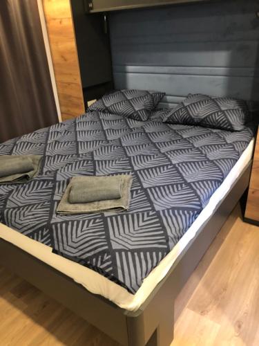 塞尔瑟Luxury Mobile Houses Adria的一张黑白床