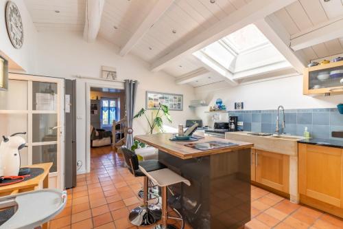 une cuisine avec une lucarne au plafond dans l'établissement Au cœur de l'île, maison pour 6 adultes, 1 enfant, à LʼÉpine