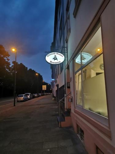 un edificio con un letrero al lado de una calle en Altstadt Hostel Bremen, en Bremen